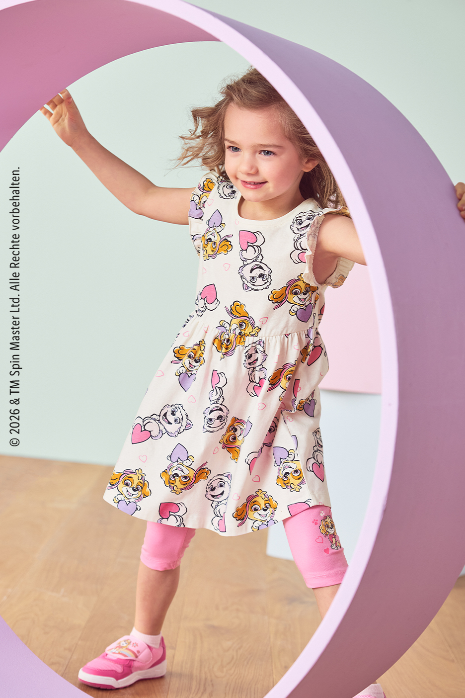 Lány Paw Patrol mintás ruha és rózsaszín leggings, rózsaszín cipővel.