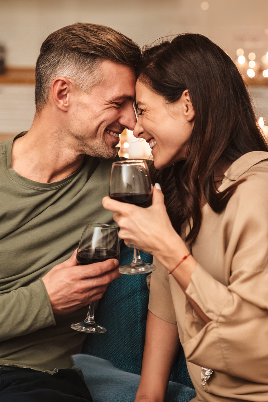 Pár vörösborral koccint, miközben egymásra mosolyognak.