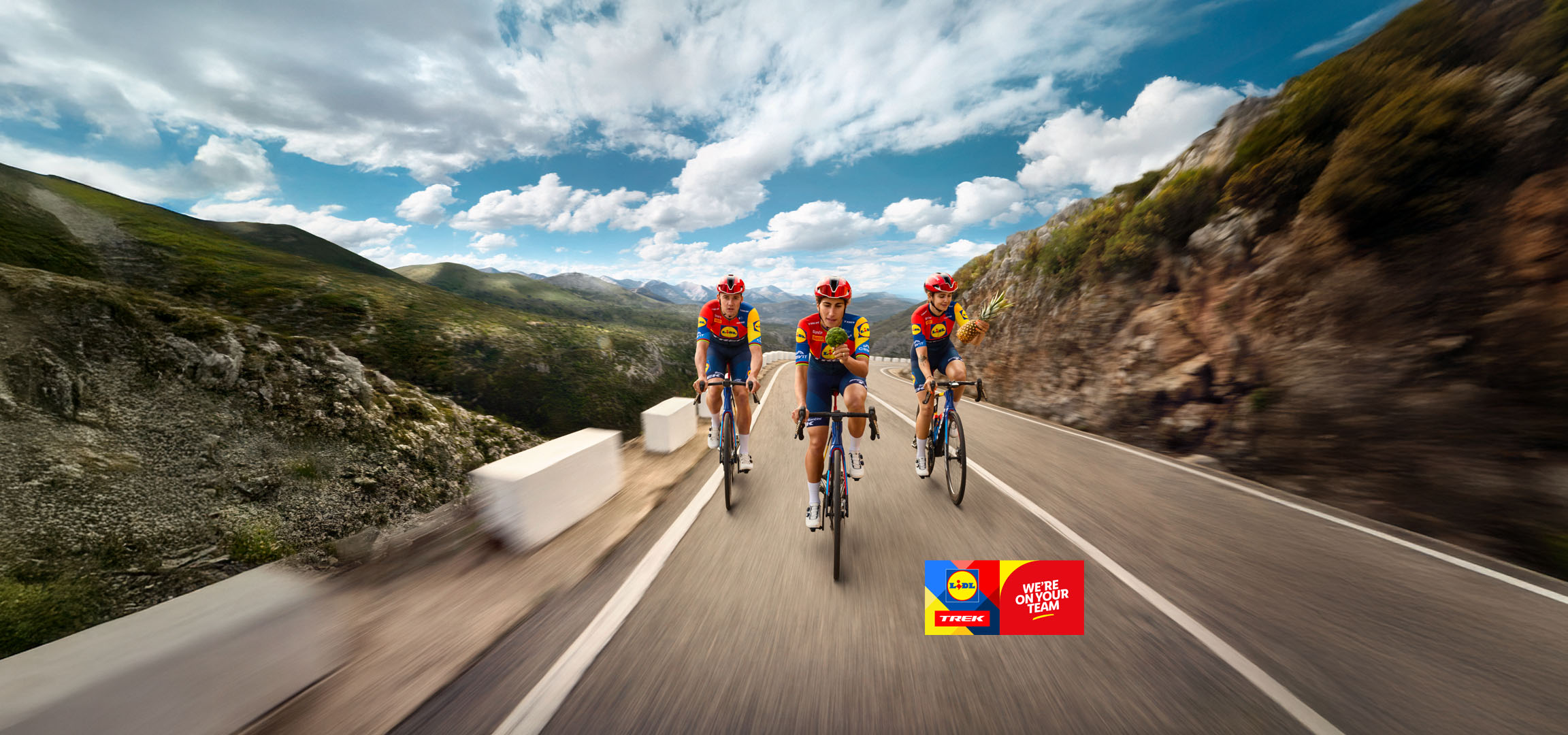 Három Lidl-Trek csapat kerékpáros hegyi úton.