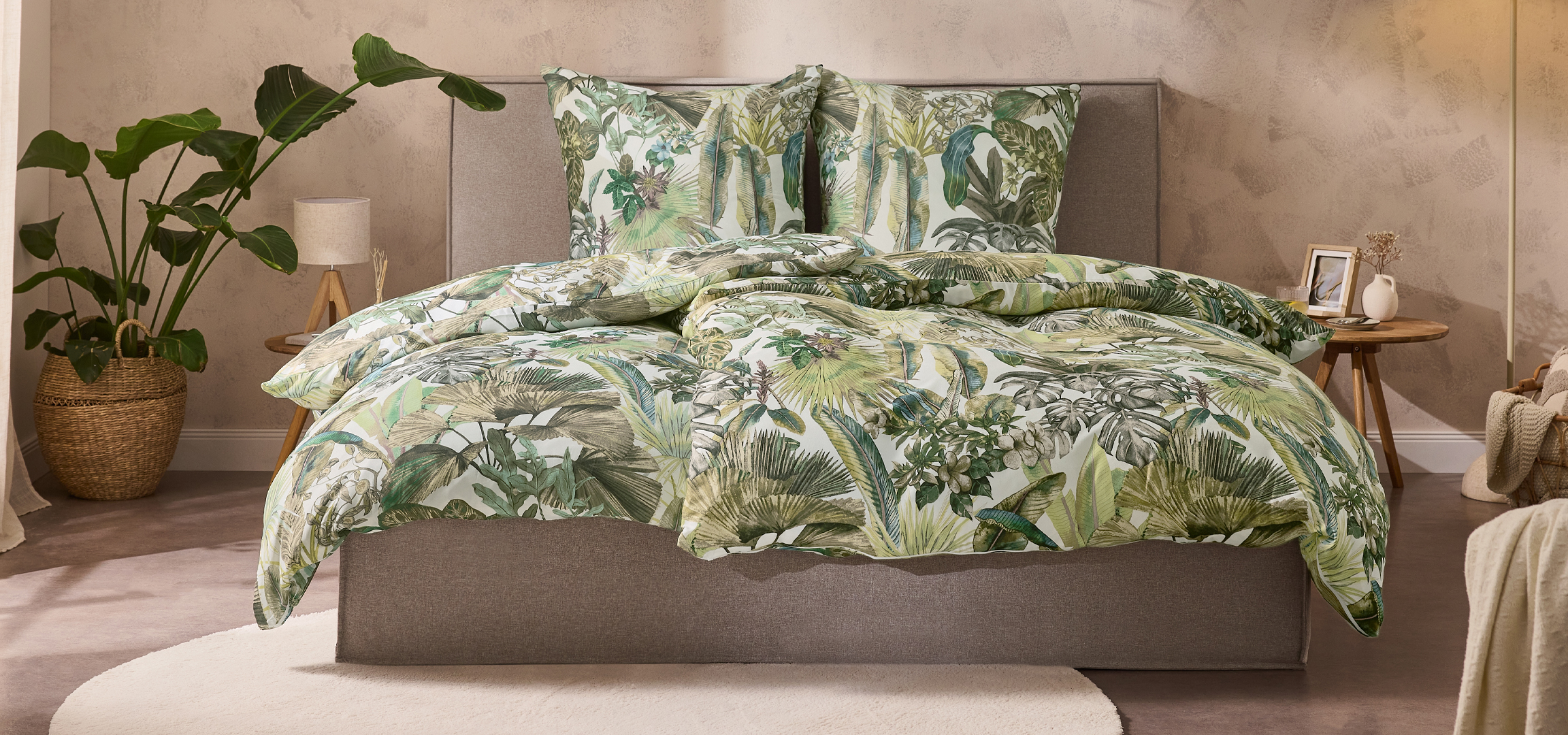 Hálószoba trópusi növényekkel díszített ágyneművel és szobanövényekkel.