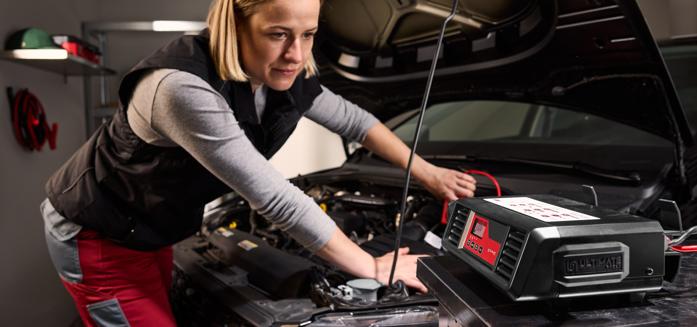 Ultimate Speed indításrásegítő készülék csatlakoztatva egy autó akkumulátorához.