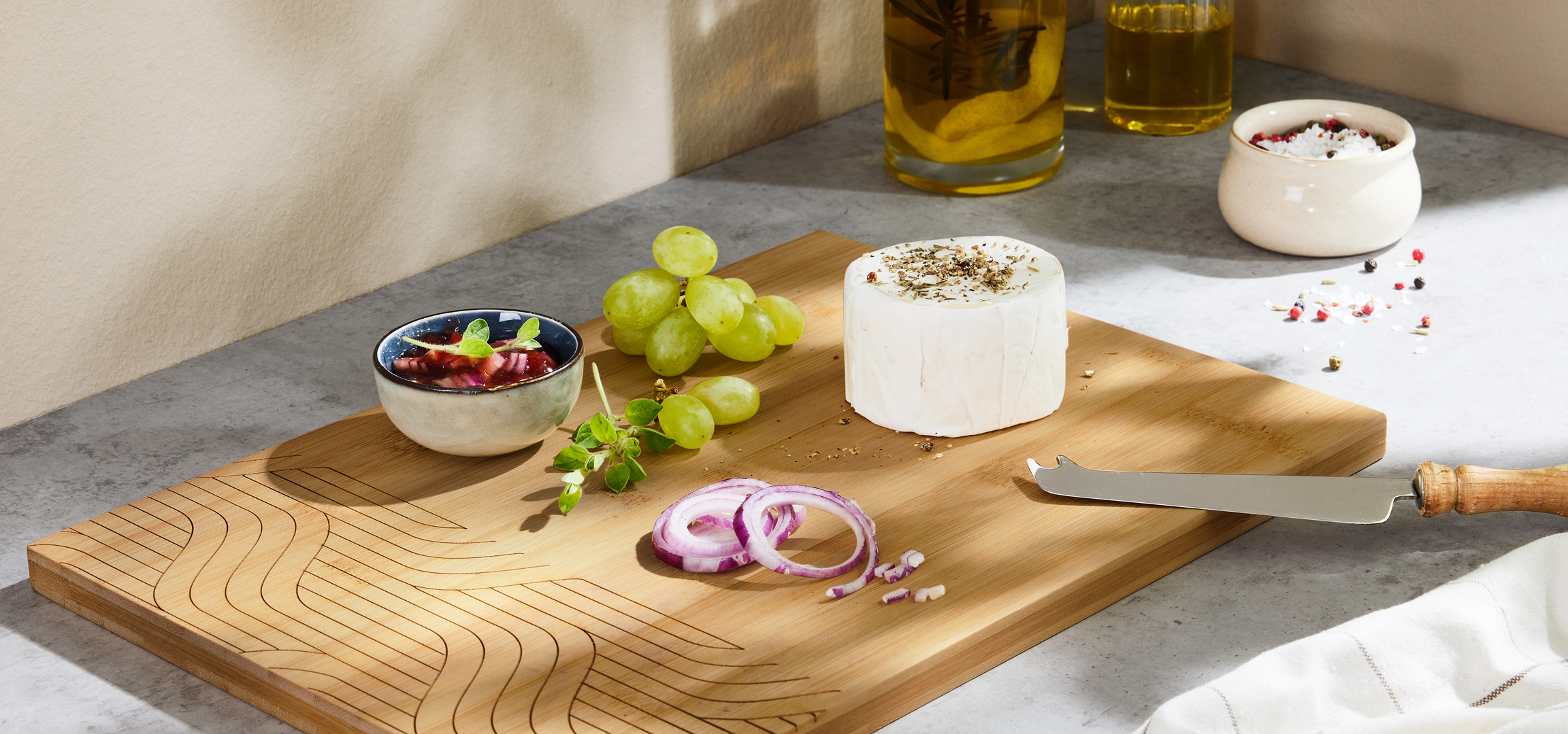 Férfi fűszereket önt egy tálba egy konyhában.