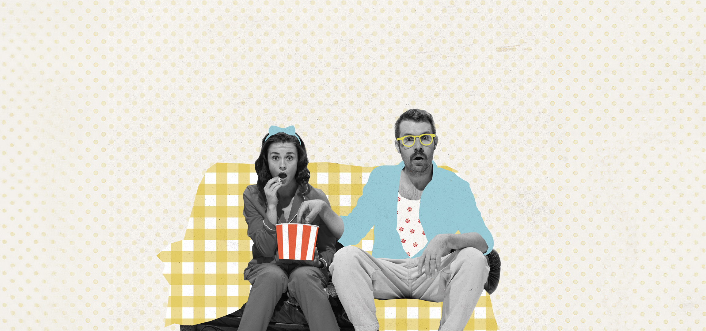 Pizsamás pár pattogatott kukoricát eszik, filmet nézve otthon.