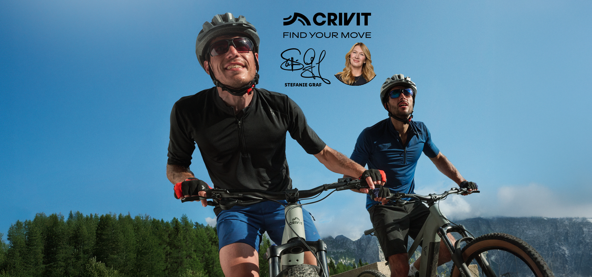 Két férfi kerékpározik a hegyekben, az egyikük mosolyogva néz a kamerába. Felül a márka logója és szlogenje: 'FIND YOUR MOVE'.