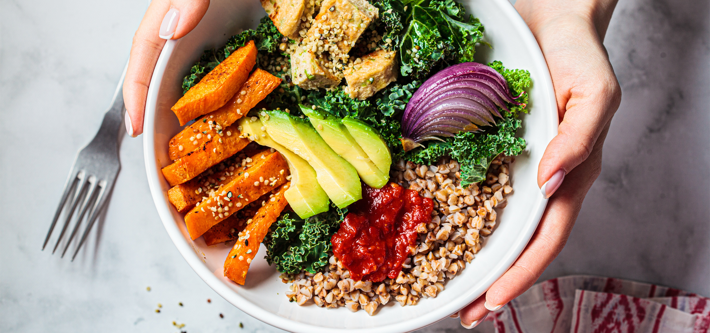 Vegán Buddha tál édesburgonyával, avokádóval, kelkáposztával és hajdinával.