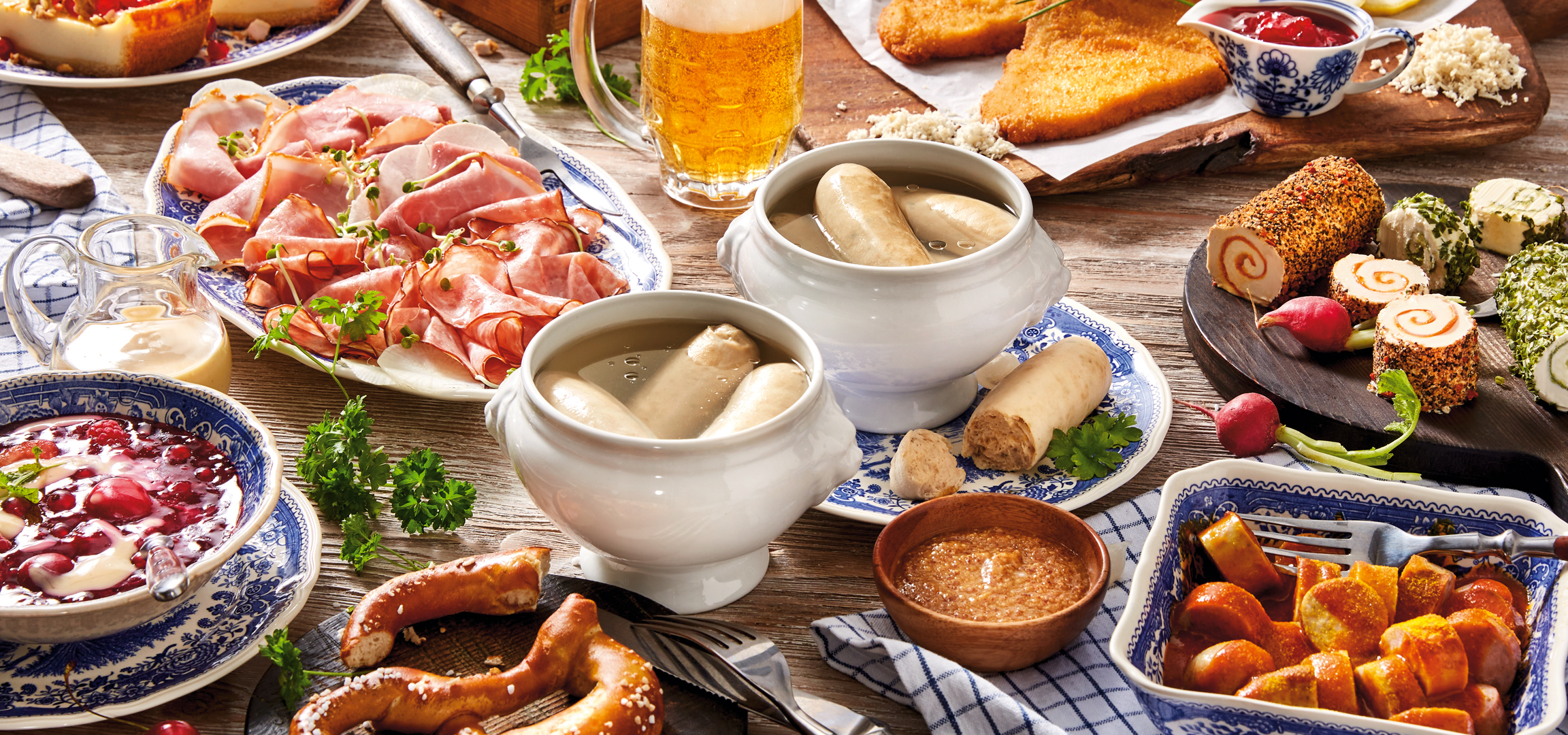 Hagyományos német reggeli: fehér kolbász, sonka, sör és krémsajtos tekercsek.
