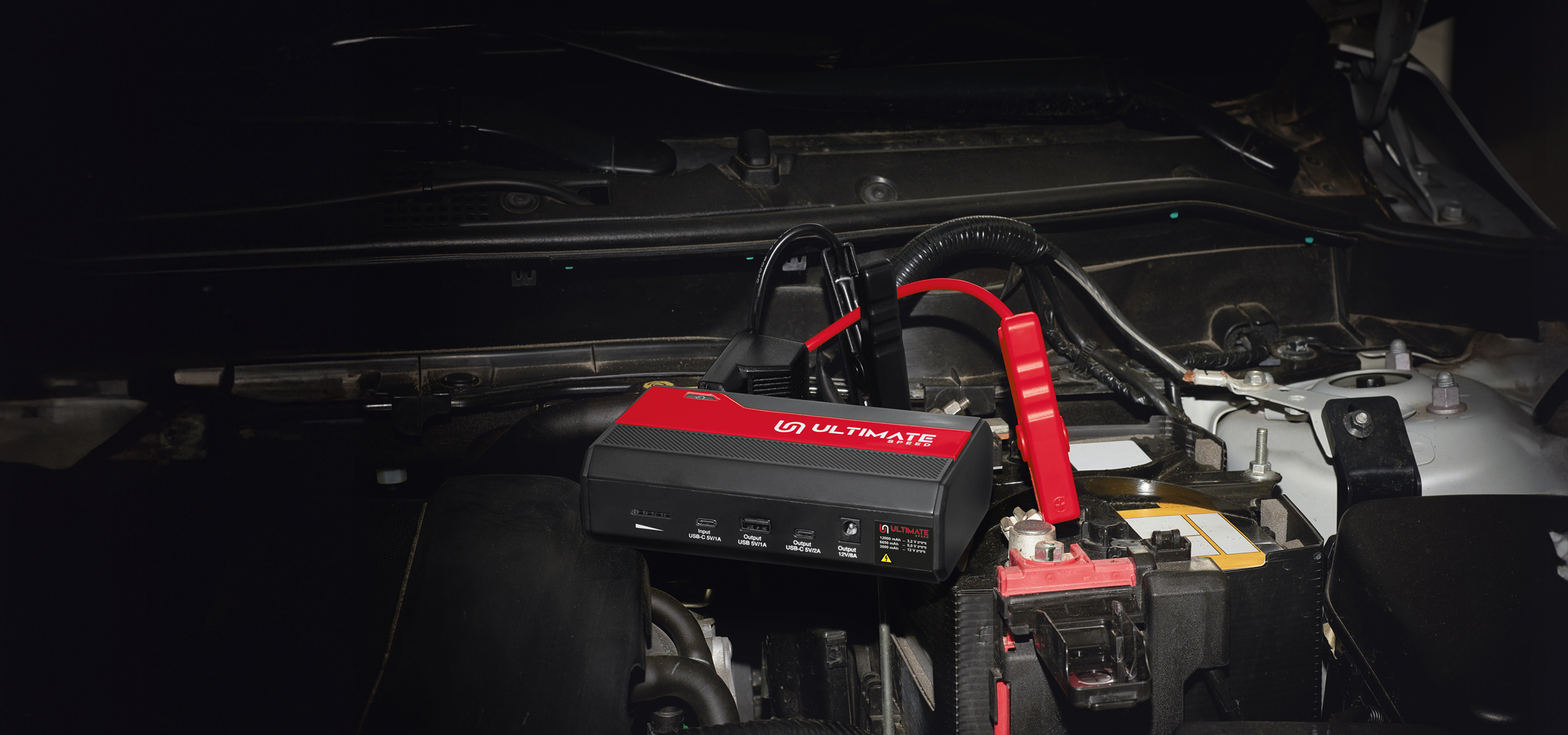 ULTIMATE SPEED indításrásegítő készülék az autó motorterében, akkumulátorra csatlakoztatva.