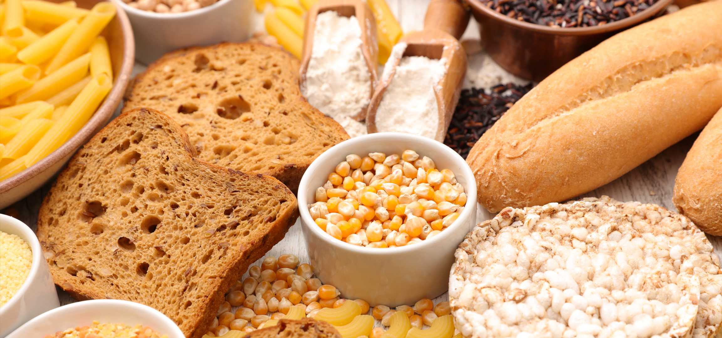 Különböző gluténmentes termékek, például kenyér, tészta, kukorica és puffasztott rizs.
