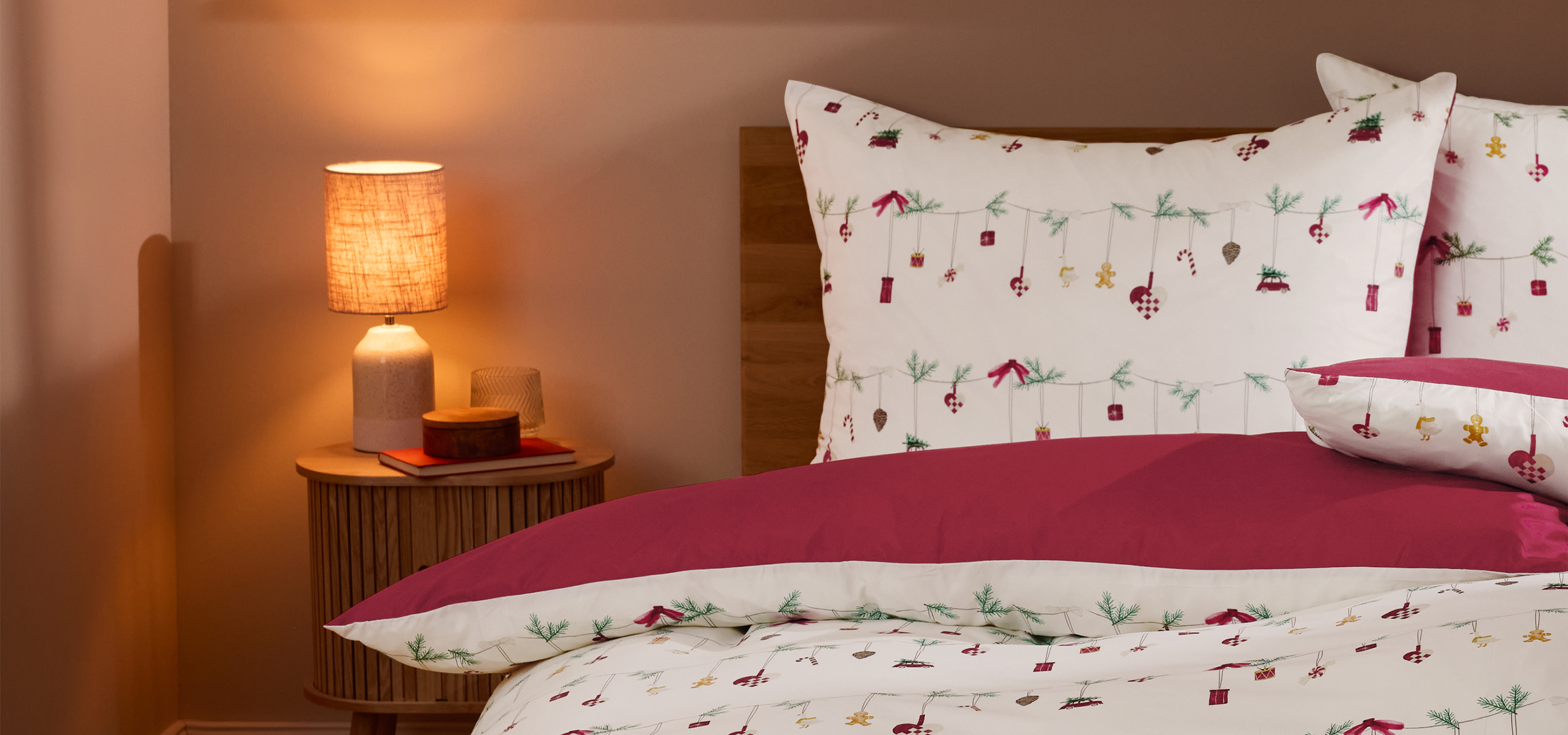 Karácsonyi témájú ágyneműhuzat, fenyőfákkal és házakkal díszítve, gyertyákkal és karácsonyi dekorációval.