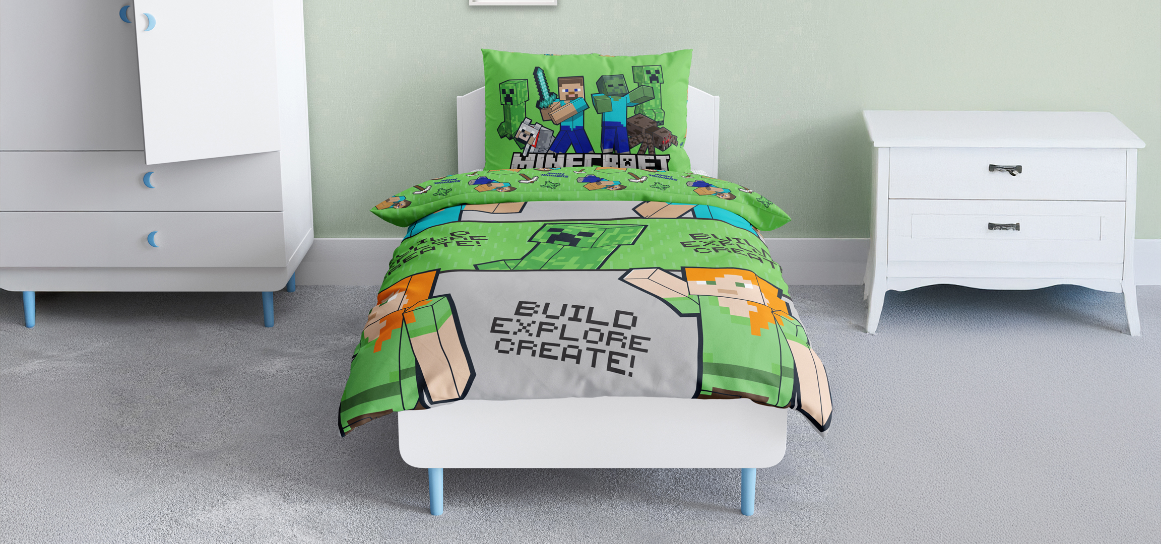 Gyerekszoba Minecraft témájú ágyneművel, fehér szekrénnyel és éjjeli szekrénnyel.