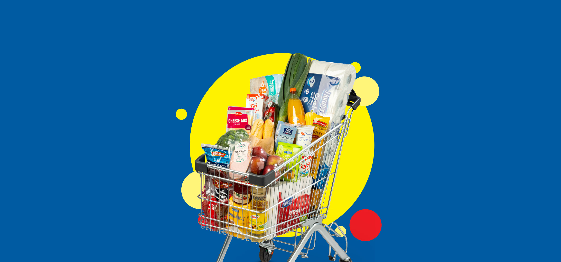 Bevásárlókocsi tele élelmiszerekkel és háztartási cikkekkel, kék alapon sárga és piros körökkel.