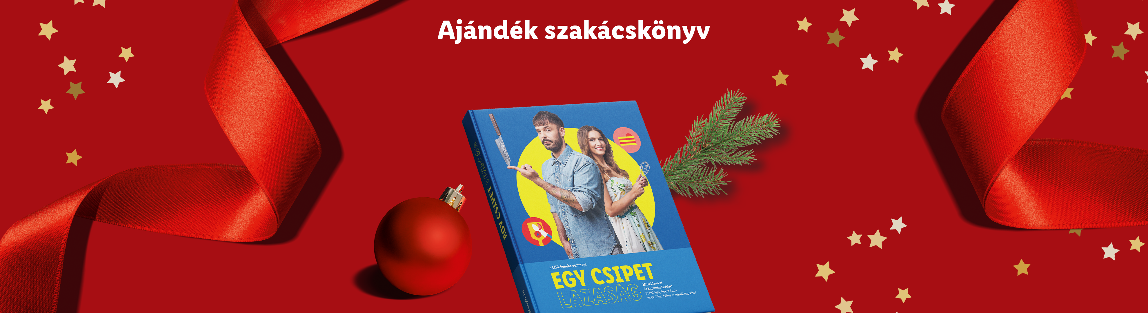 Ajándék szakácskönyv az ünnepekre promóció. Piros háttér, karácsonyi díszek és egy szakácskönyv, rajta a „LIDL konyha bemutatja EGY CSIPET LAZASÁG” felirat.