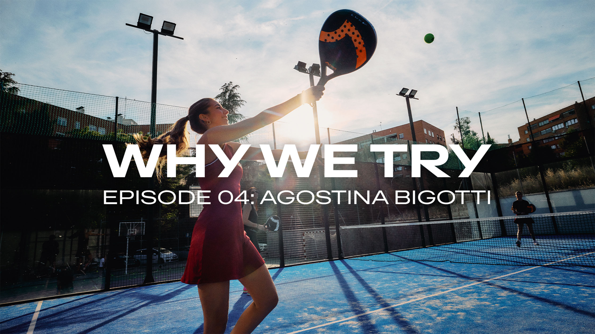 Agostina Bigotti a levegőbe üt egy padellabdát egy kültéri pályán egy CRIVIT padelütővel.