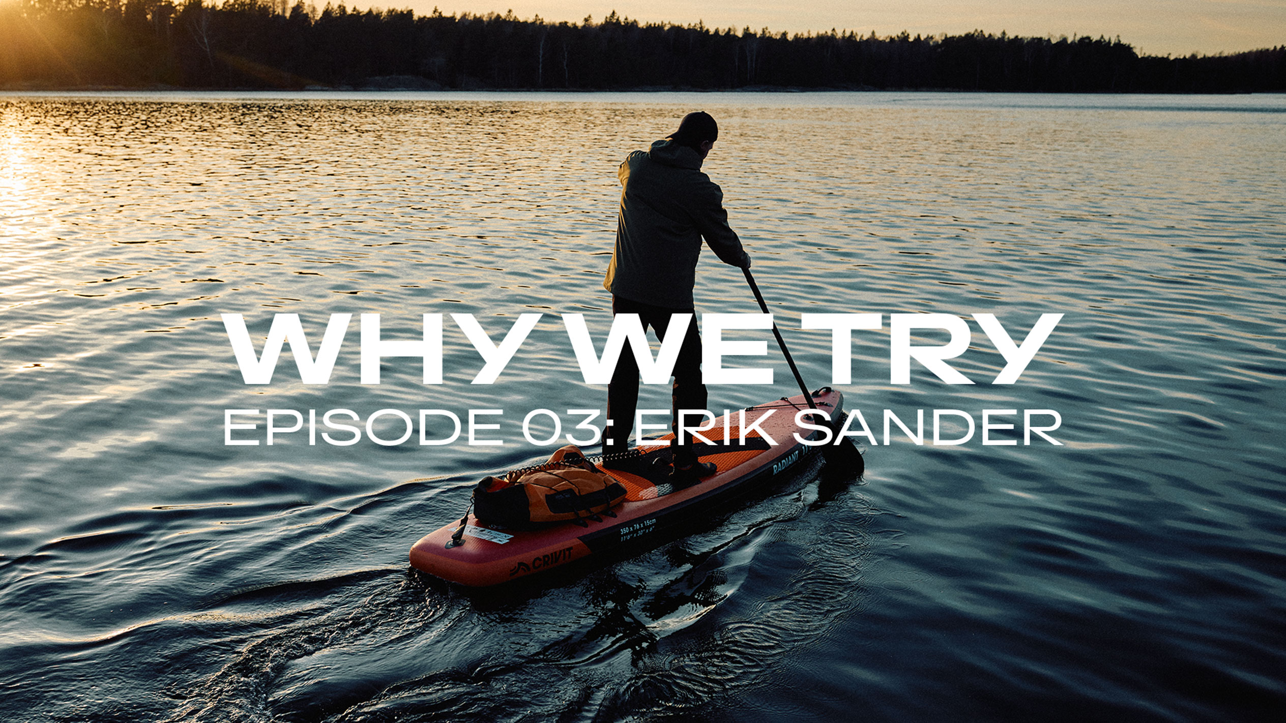 Férfi evez egy SUP deszkán naplementekor, szöveg: „WHY WE TRY EPISODE 03: ERIK SANDER”.
