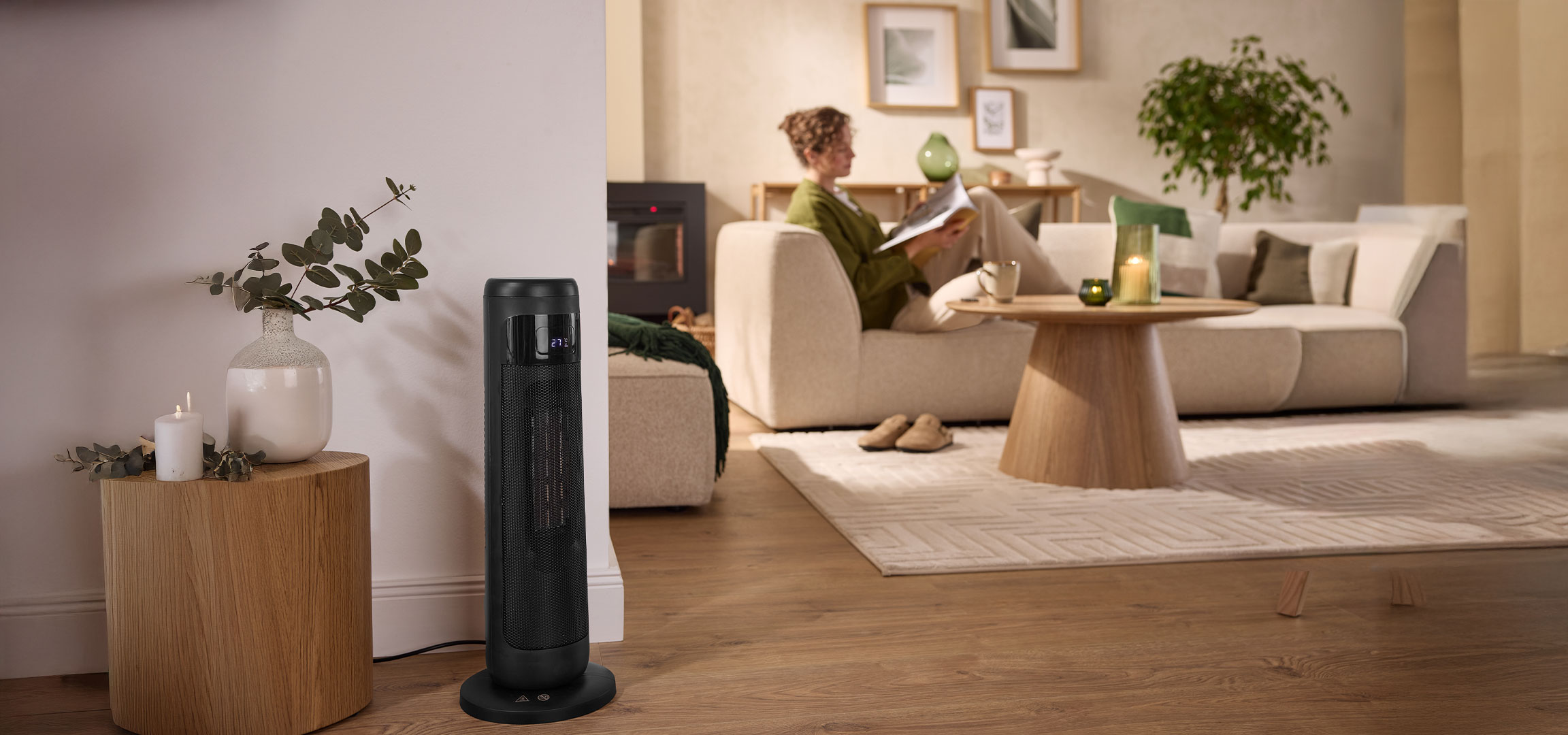 MI/AI segítségével létrehozott/módosított kép: Modern fekete toronyventilátor egy otthonos nappaliban, a kanapén pihenő emberrel.