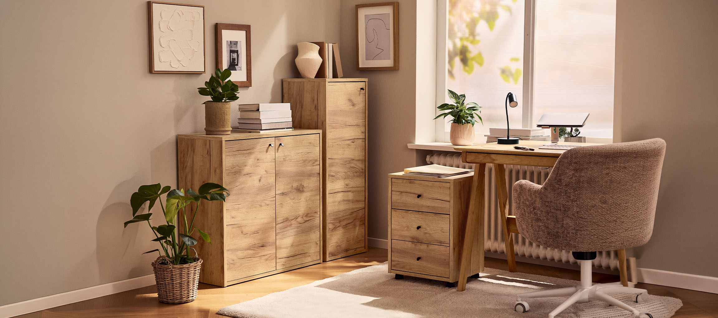 Otthoni iroda fa szekrényekkel, íróasztallal és székkel, növényekkel és képekkel díszítve.