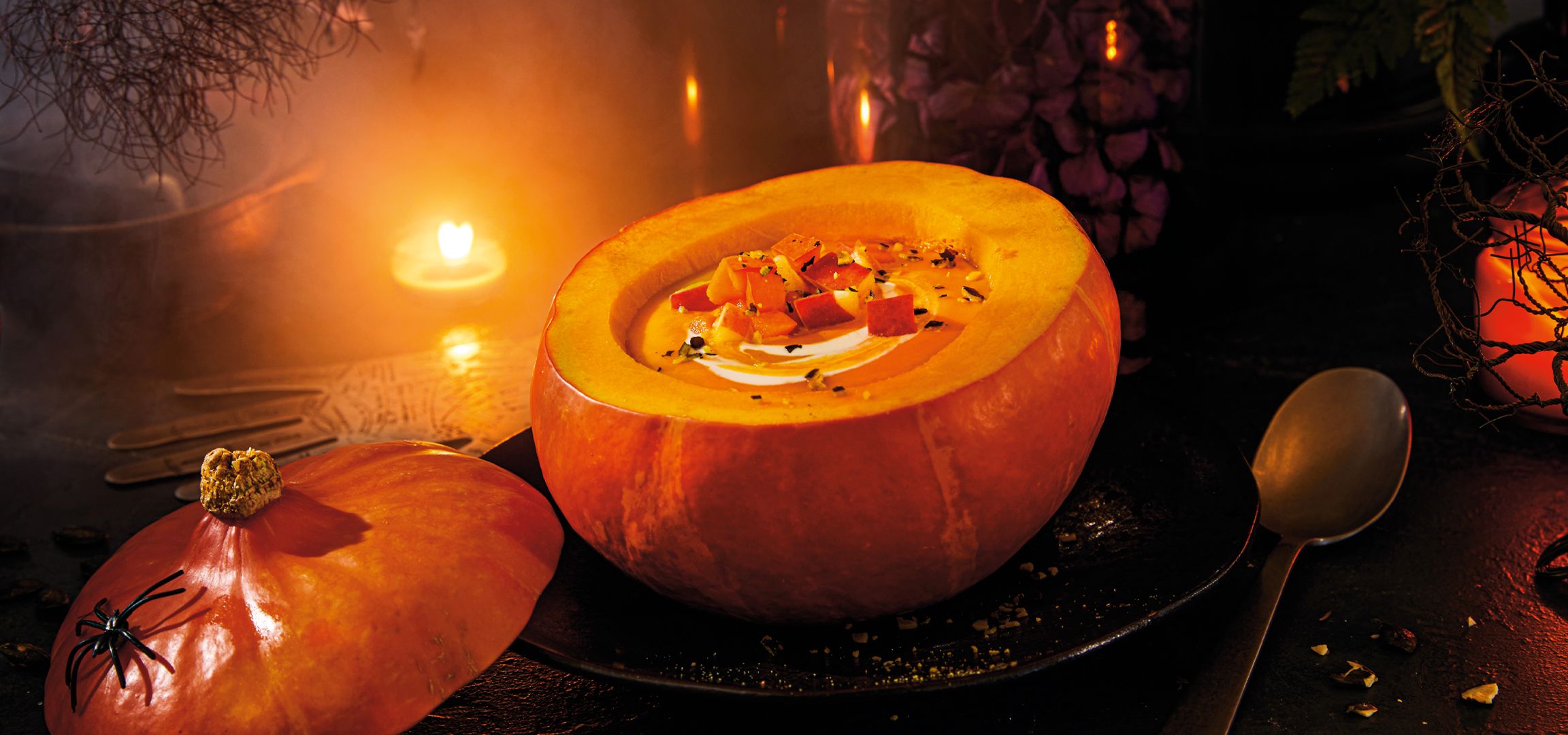 MI/AI segítségével létrehozott/módosított kép: Sütőtök krémleves sütőtökben tálalva, gyertyákkal és halloweeni dekorációval.