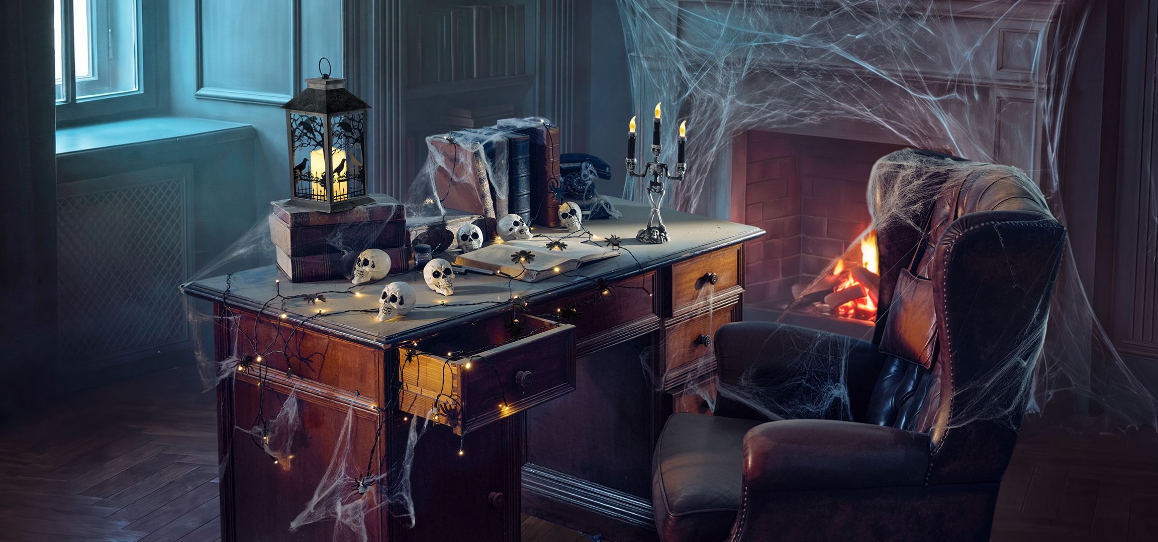 MI/AI segítségével létrehozott/módosított kép: Kísérteties halloweeni dekoráció koponyákkal, pókhálókkal és gyertyákkal egy sötét szobában.