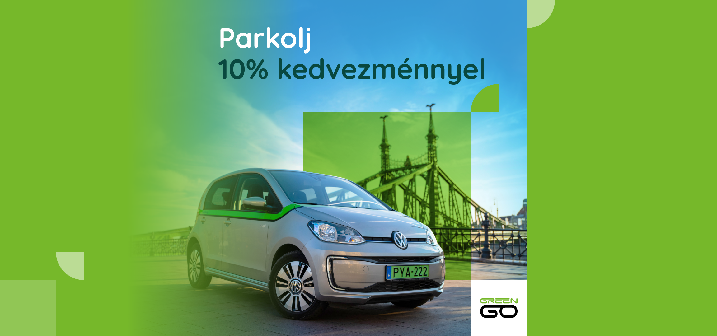 Zöld háttérrel, egy ezüst színű elektromos autó látható, szöveggel: 'Parkolj 10% kedvezménnyel'.