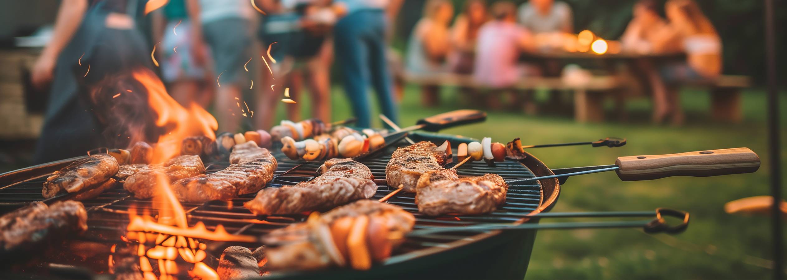 Sütögetés: finom húsok és zöldségszeletek a grillrácson.