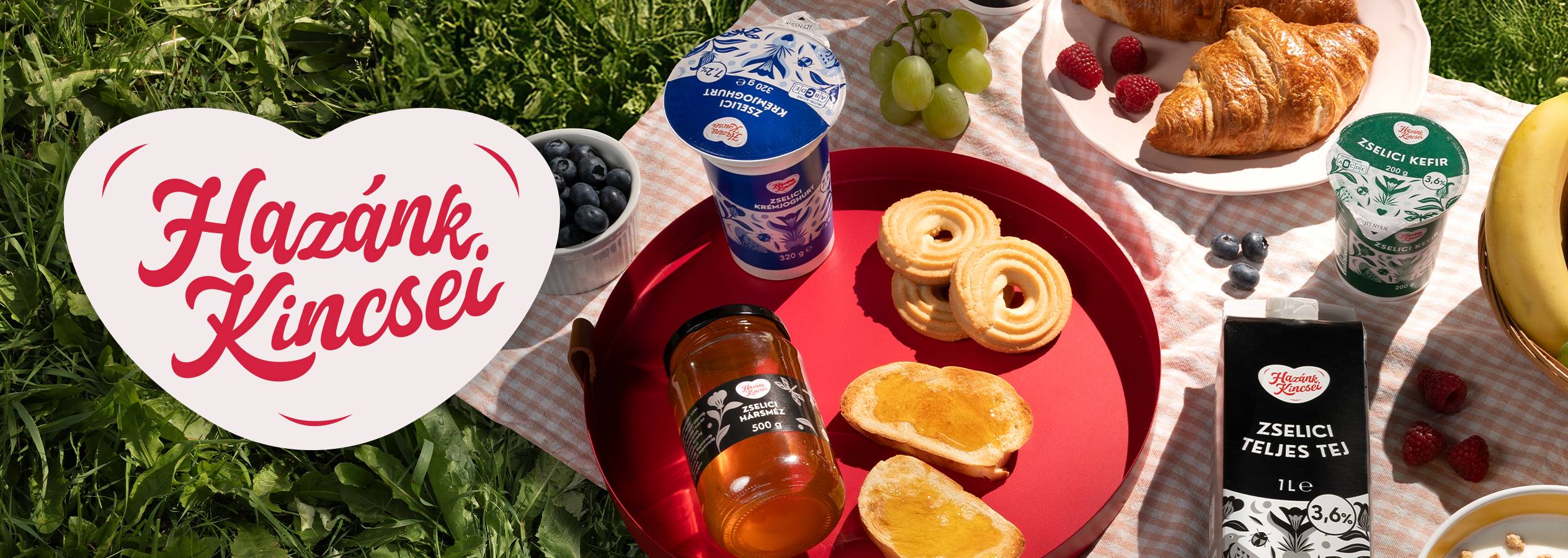 Piknik reggeli Hazánk Kincsei termékekkel: joghurt, kefir, tej, méz, croissant és keksz.