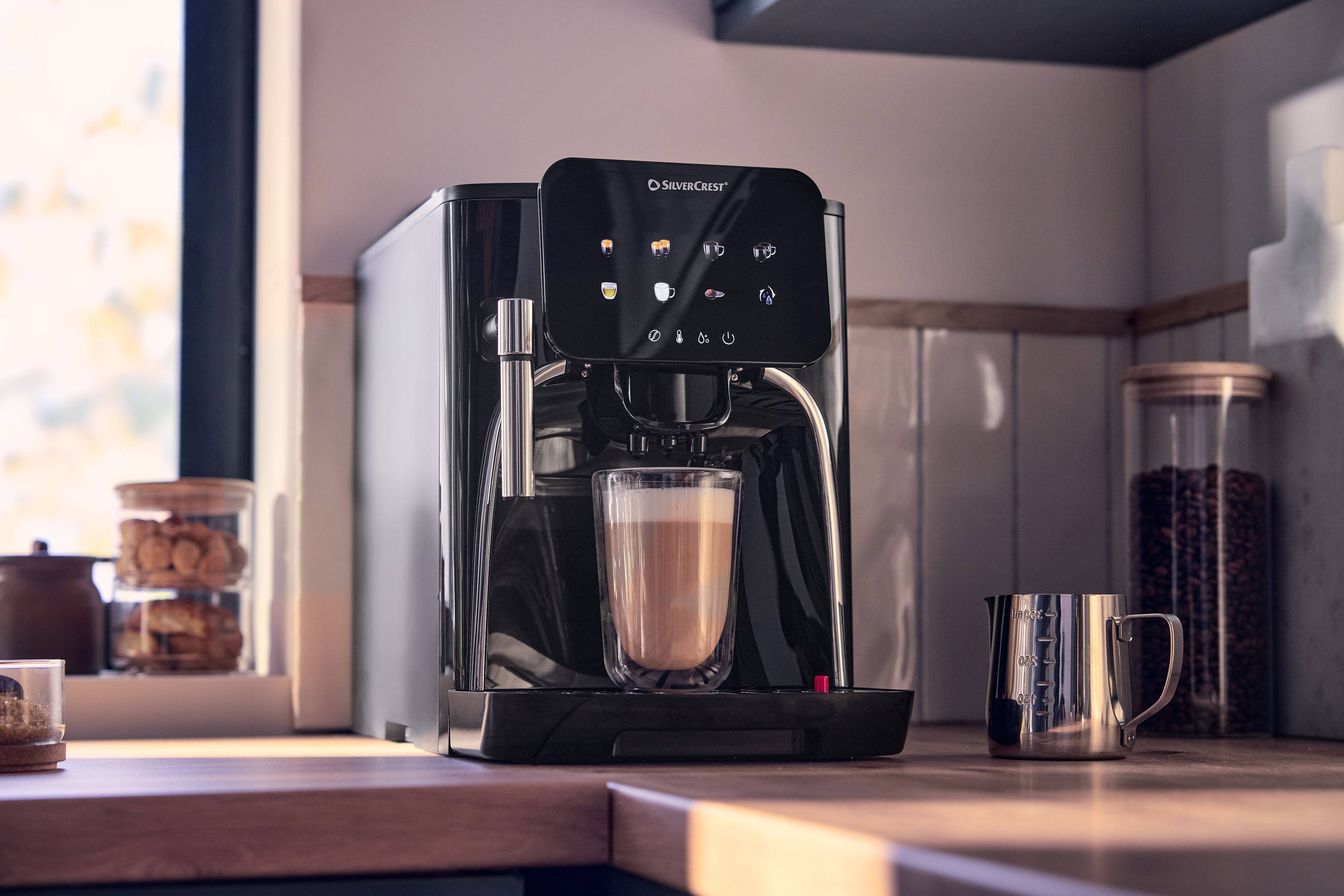 Érintőképernyős kávéfőző latte-t készít egy pohárba, fa pulton.