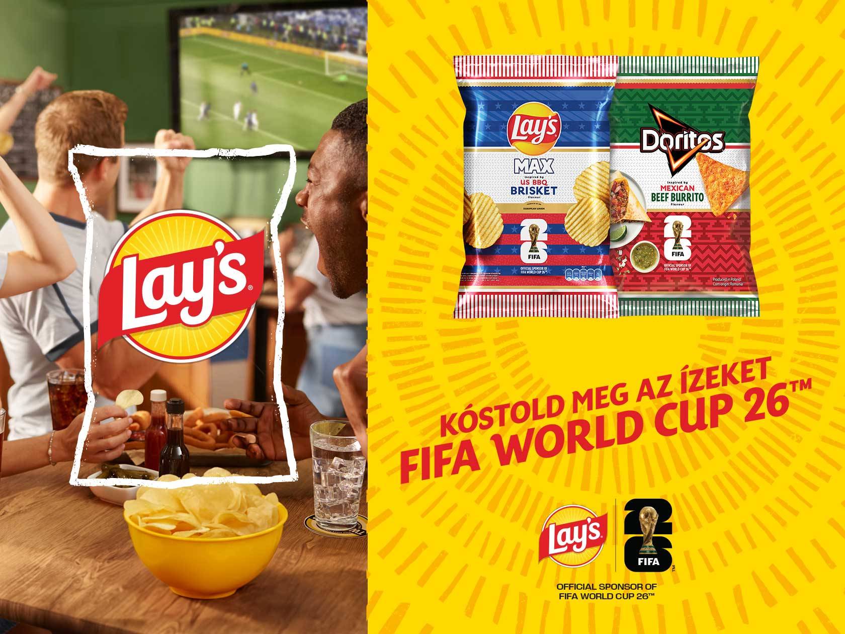 Két ízesített chips csomagolás, egy Lay's és egy Doritos, focimeccset néző emberekkel és egy tál chipsszel. A szöveg: „Kóstold meg az ízeket FIFA WORLD CUP 26™”.
