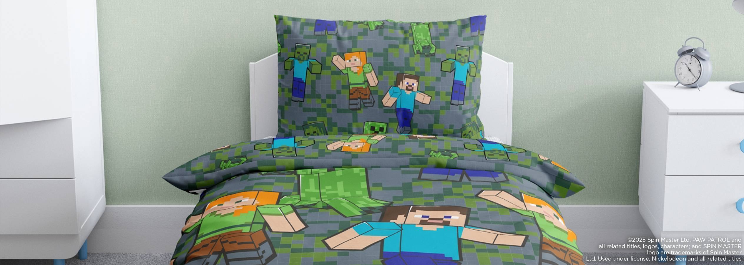 Minecraft témájú ágynemű garnitúra egy gyerekszobában.