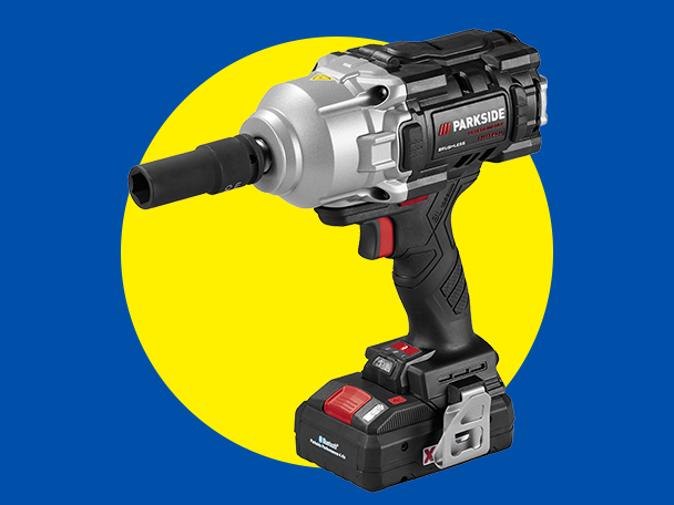 Akkus ütvecsavarozó fekete és ezüst színben, sárga körön, kék háttér előtt.