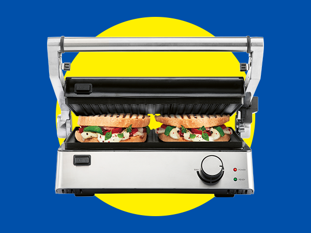 Panini sütő két szendviccsel, kék és sárga háttér előtt.