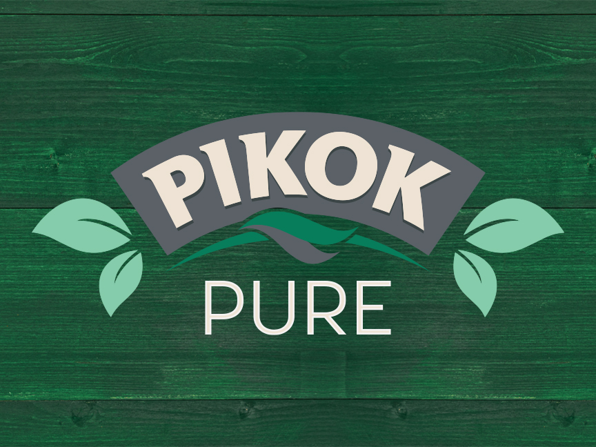 Pikok Pure logó zöld fa háttérrel, levelekkel és hullámokkal.