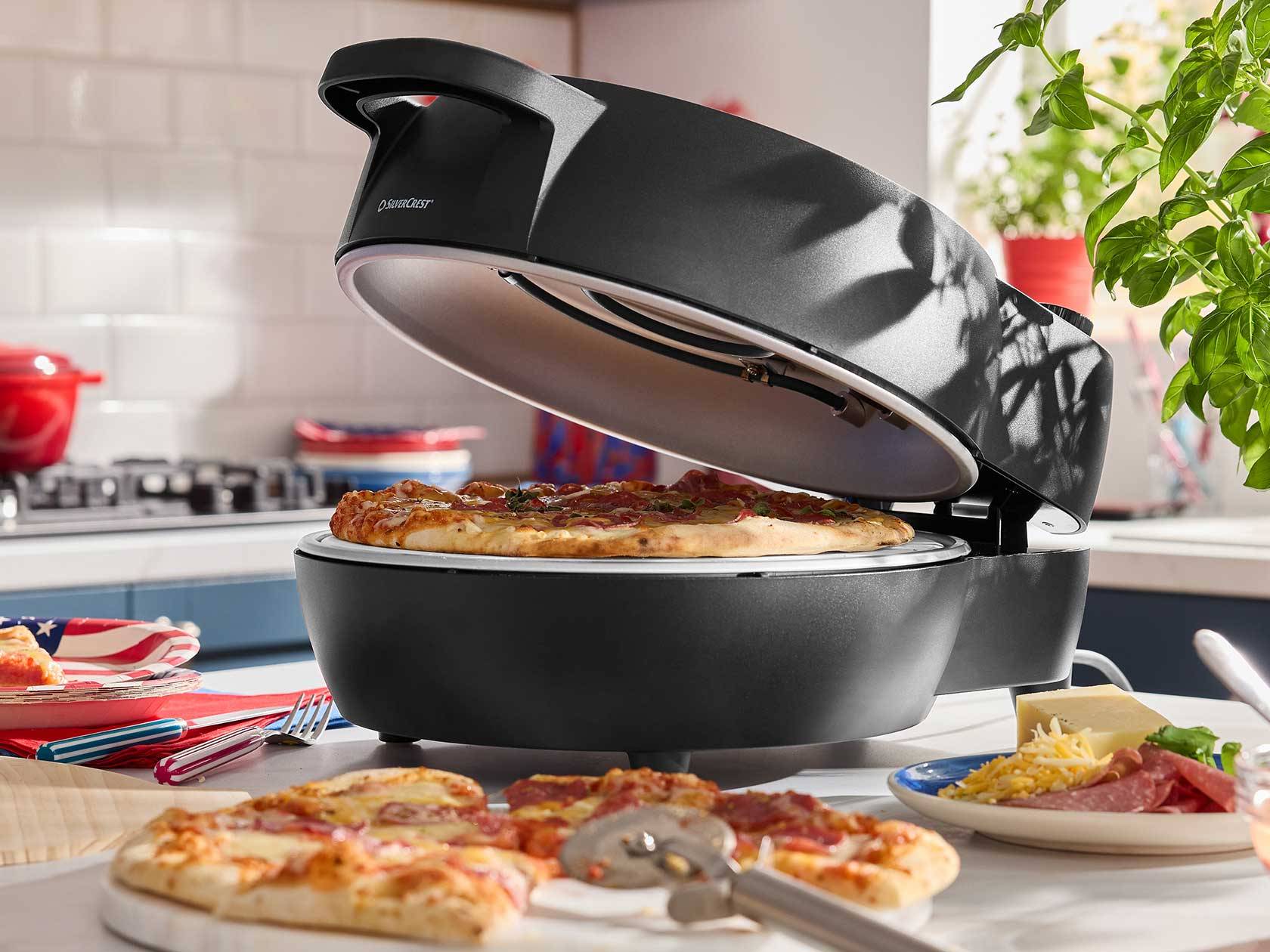 SilverCrest pizzakészítő sütőben sült pizzával, konyhai környezetben