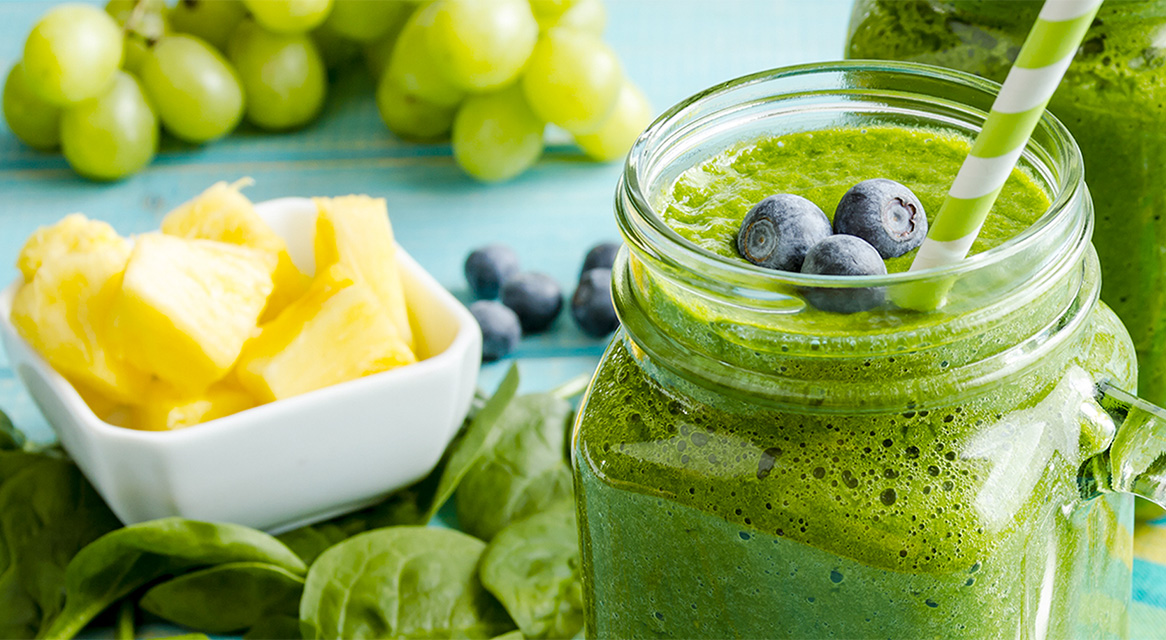 Zöld smoothie áfonyával és ananásszal.
