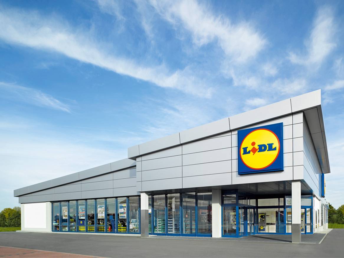 Egy modern Lidl szupermarket épülete kék-sárga logóval.