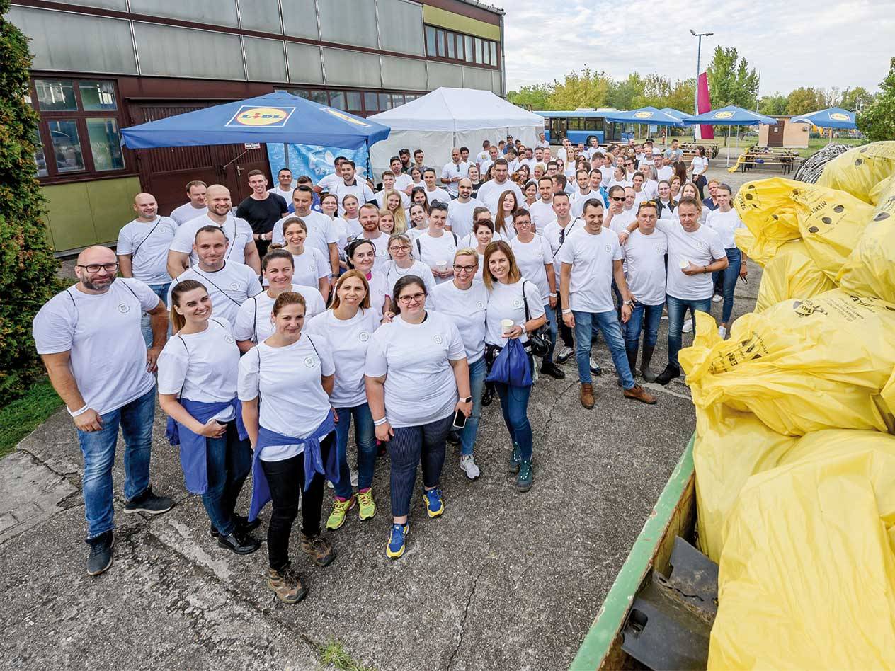 Közel másfél tonna hulladékot gyűjtött a Lidl a PET Kupával közösen