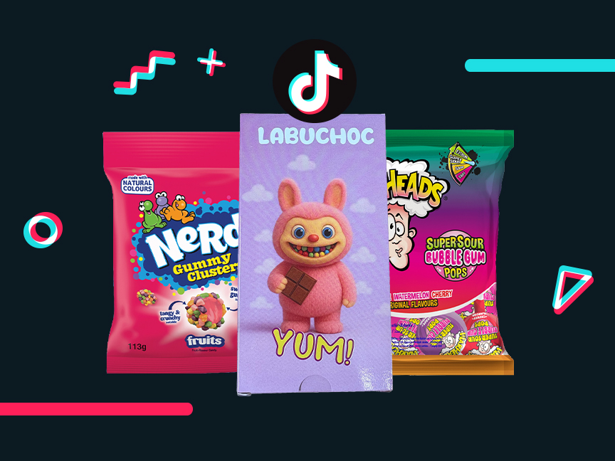 Három édességcsomag, köztük Nerds Gummy Cluster és Sour Heads Bubble Gum Pops, TikTok témájú háttérrel.